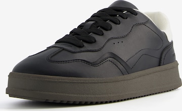 Sneaker low de la Bershka pe negru: față