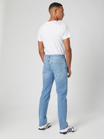 Kosta Williams x About You Regular Jeans i blå