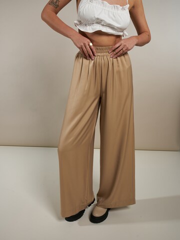 ABOUT YOU x Laura Giurcanu Wide leg Broek 'Melis' in Bruin: voorkant