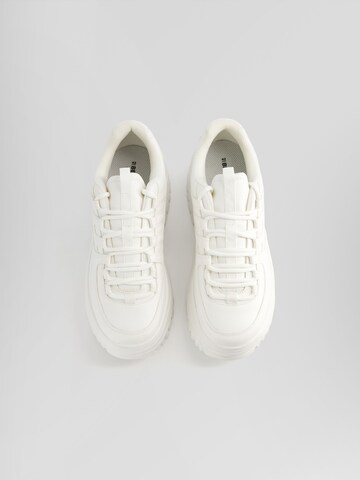 Sneaker bassa di Bershka in bianco