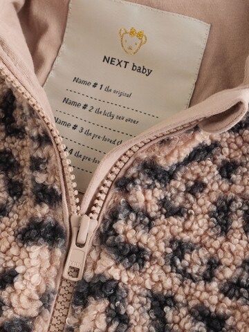 Next - Mono en marrón