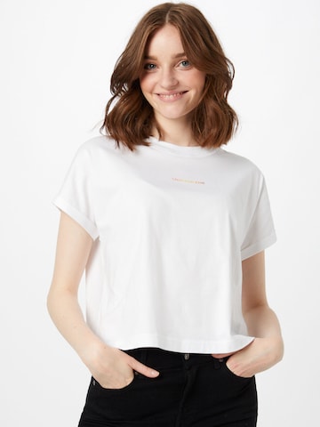 Tricou de la Calvin Klein Jeans pe alb: față