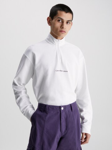 T-Shirt Calvin Klein Jeans en blanc : devant