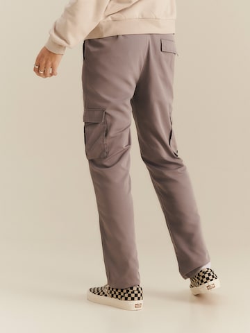 Tapered Pantaloni 'Iven' di About You x Nils Kuesel in grigio