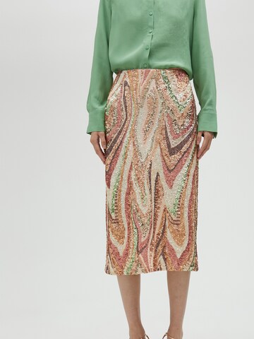 Lola Casademunt - Falda en rosa: frente