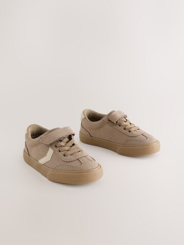 Next Σνίκερ σε καφέ