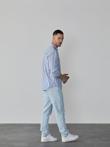 mėlyna DAN FOX APPAREL Standartinis modelis Marškiniai 'Baran'