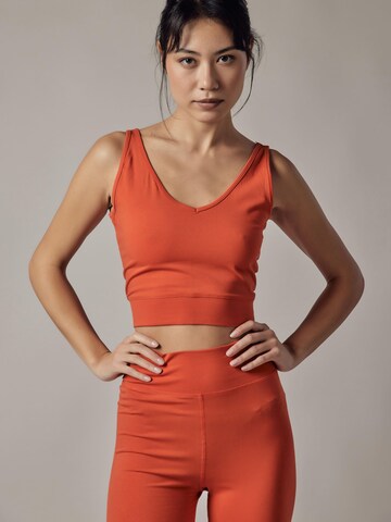 Top di OWN Off With Nature in arancione: frontale