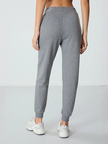 Effilé Pantalon de sport Tommy Life en gris