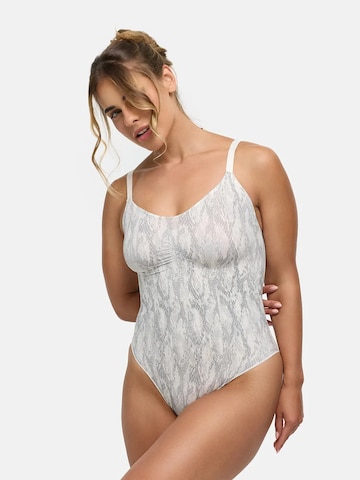 cfab (formerly creamy fabrics) - Body moldeador 'Bodysuit Sculpting Shapewear mit Slip' en blanco: frente