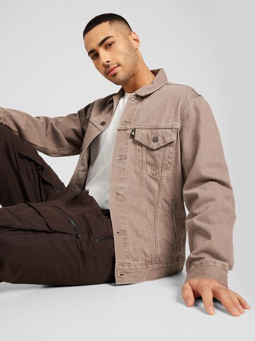 LEVI'S ® Демисезонная куртка 'Vintage Fit Trucker' в Серый