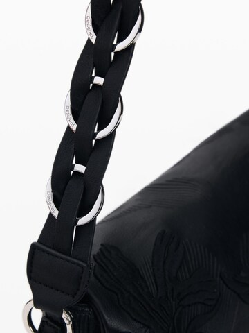 Desigual Reppu värissä musta