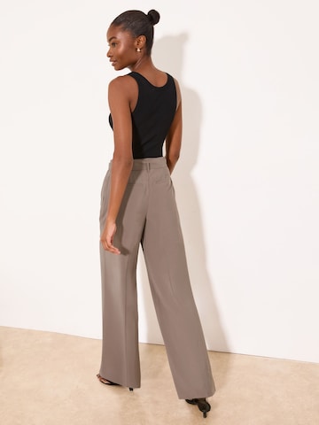 Wide leg Pantaloni con pieghe di Lipsy in marrone