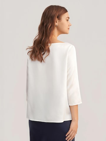 Lilysilk Blouse '3/4 Ärmel Seidenbluse mit Boot-Hals' in Wit