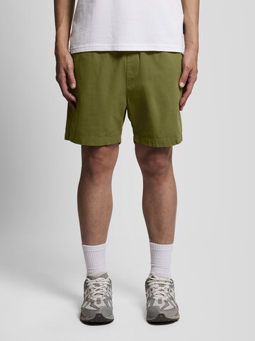 Lyle & Scott Regular Broek in Groen: voorkant