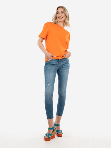Suri Frey Shirt ' SFY Freyday ' in Oranje: voorkant
