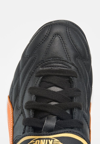 Chaussure de foot 'King' PUMA en noir : au dessus