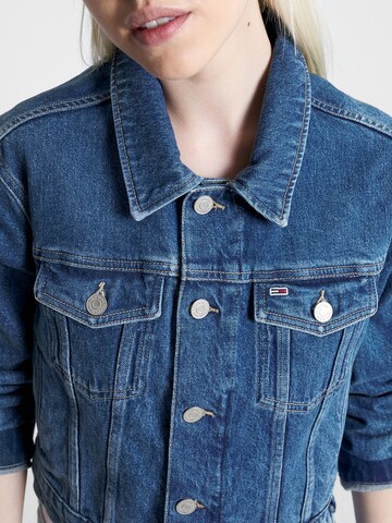 Tommy Jeans Prehodna jakna 'Izzie' | modra barva