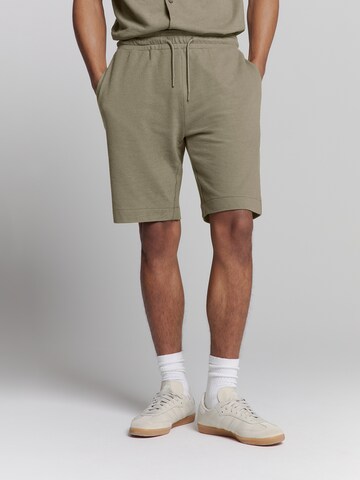 No Excess Regular Pants in Green: front
