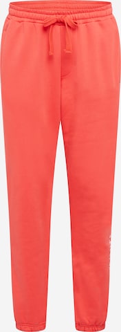 ABOUT YOU x Mero Lużny krój Spodnie 'Code' w kolorze czerwony: przód