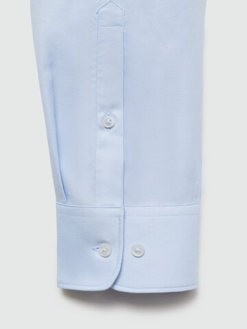 Coupe regular Chemise 'VEIRA' MANGO MAN en bleu