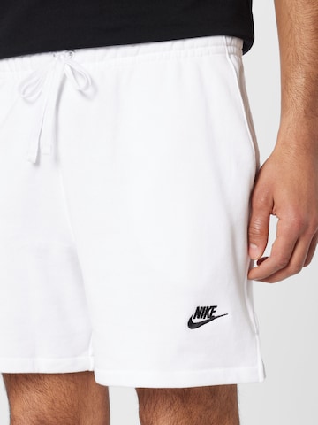 Regular Pantaloni 'CLUB' de la Nike Sportswear pe alb