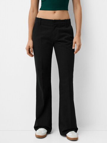 Flared Pantaloni con piega frontale di Bershka in nero: frontale