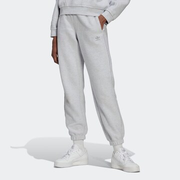 Tapered Pantaloni 'Loungewear Sweat' de la ADIDAS ORIGINALS pe gri: față