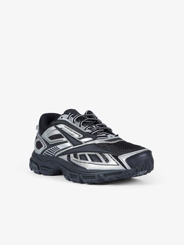 Sneaker bassa di Reebok in nero: frontale