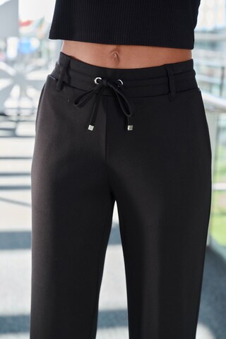 LASCANA - regular Pantalón en negro