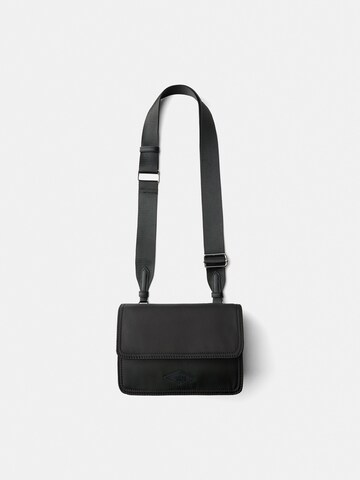 Borsa a tracolla di Bershka in nero