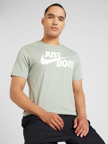 Nike Sportswear Regular fit T-shirt 'Swoosh' i grön: framsida