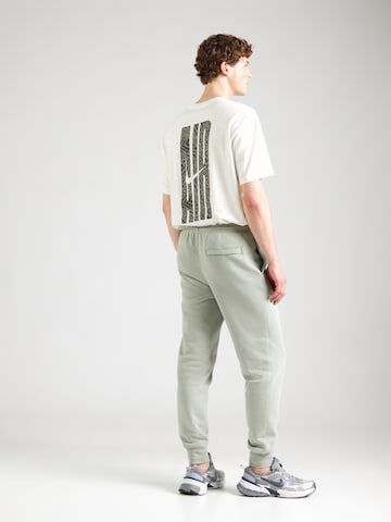 Nike SportswearTapered Hlače 'CLUB' - zelena boja