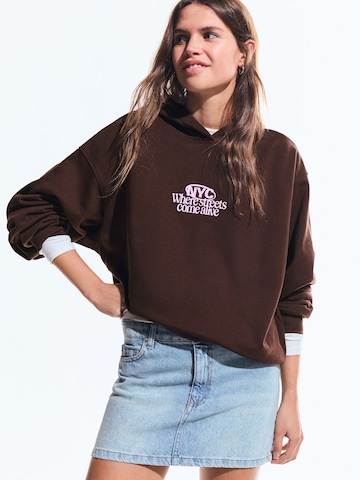 Bershka Суичър в кафяво: отпред