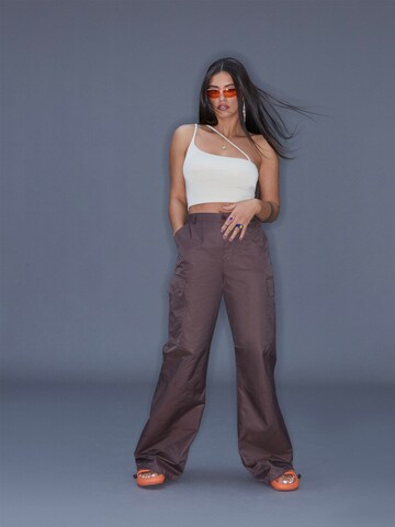 Wide Leg Pantalon cargo 'Sina' ABOUT YOU x Antonia en marron