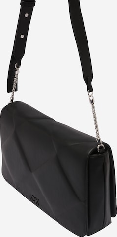 Calvin Klein Наплечная сумка в Черный