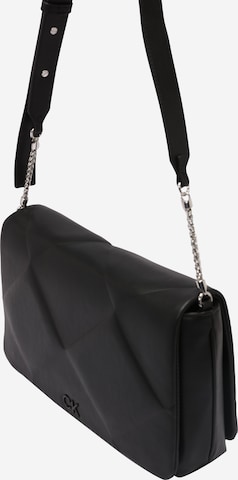 Calvin Klein Schultertasche in Schwarz