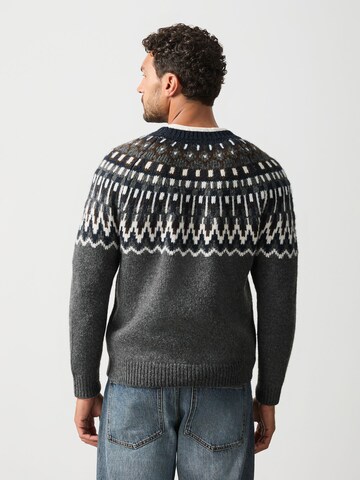 Next Pullover in Grau