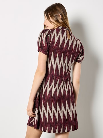 Apricot Kleid in Rot