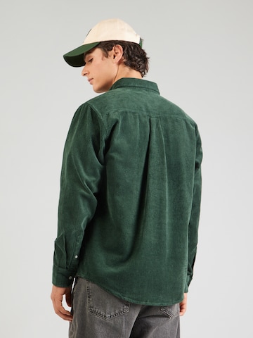 Carhartt WIP Regular Fit Paita 'Madison' värissä vihreä