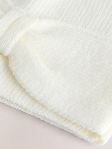 Next Шапка в бяло