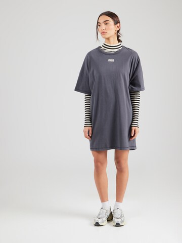 AMERICAN VINTAGEHaljina - siva boja: prednji dio