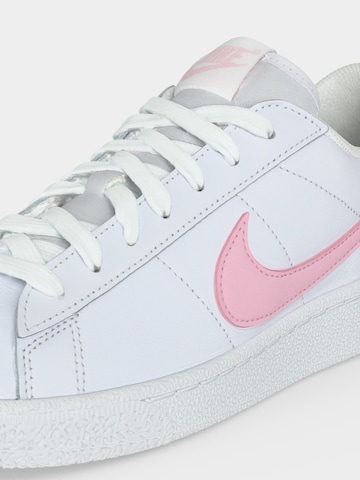 Baskets basses 'CLASSIC' Nike Sportswear en blanc