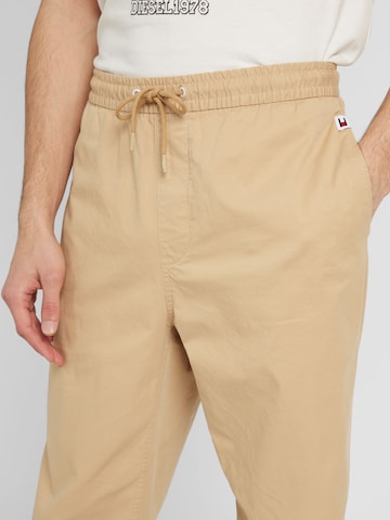 Tommy Jeans Regular Housut 'AIDEN' värissä beige