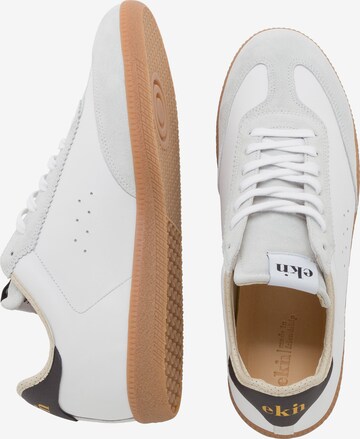 EKN Footwear Låg sneaker 'TSUGA' i vit