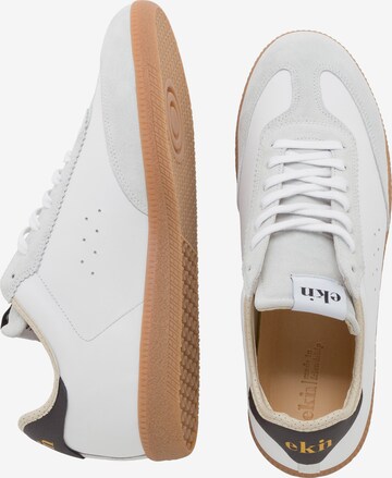 Baskets basses 'TSUGA' EKN Footwear en blanc