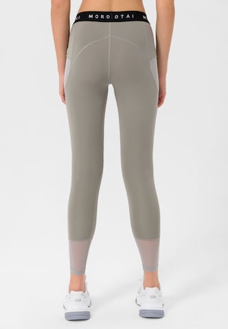 Skinny Pantaloni sportivi 'Naka' di MOROTAI in grigio