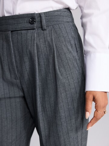 Next - regular Pantalón en gris