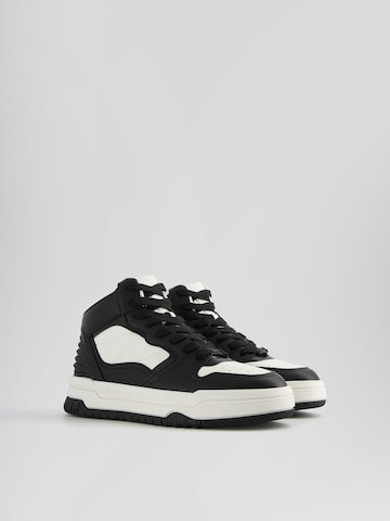 Sneaker înalt de la Bershka pe negru