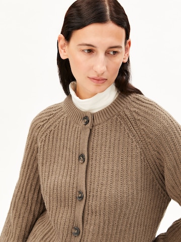 ARMEDANGELS Strickjacke SELMAA in Braun: Vorderseite